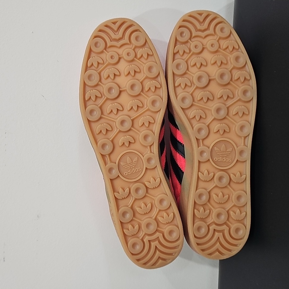 Brand New Adidas Gazelle Indoor 'Lucid Red Black' Size Men's 9.5 Sku JR6304 - Picture 5 of 6